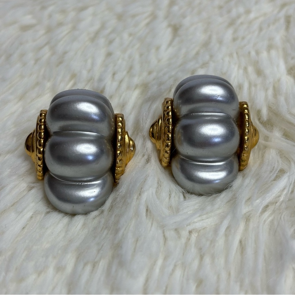 Vintage Kenneth Jay Lane Gray Pearl Gold Clip On Earrings